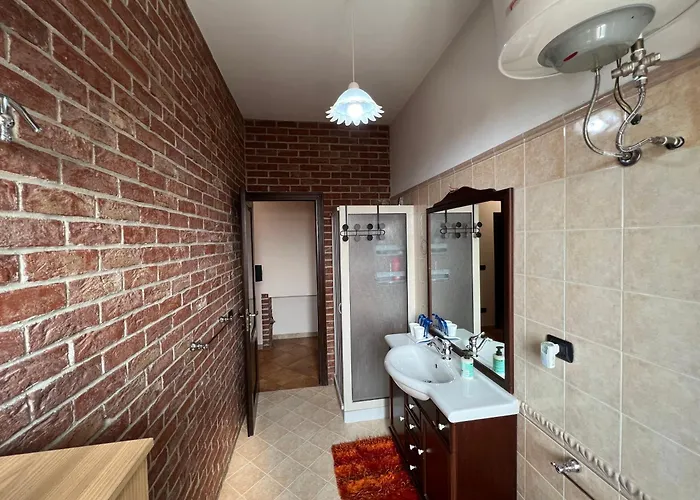 לינה וארוחת בוקר Empira 3*