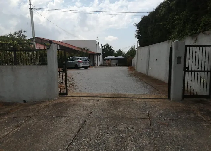 לינה וארוחת בוקר Empira